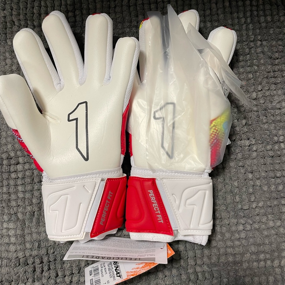 Soccer gloves